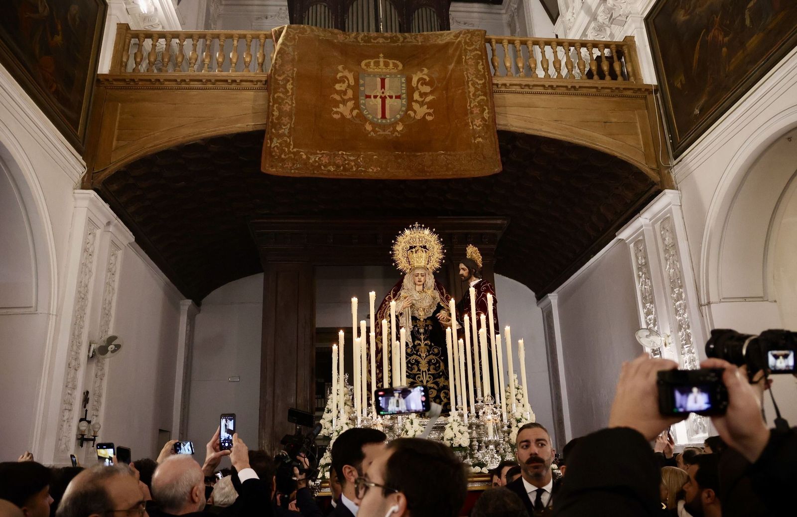 La Virgen de Gracia y Amparo y San Juan Evangelista, bajo el coro de la antigua iglesia de los jesuitas.