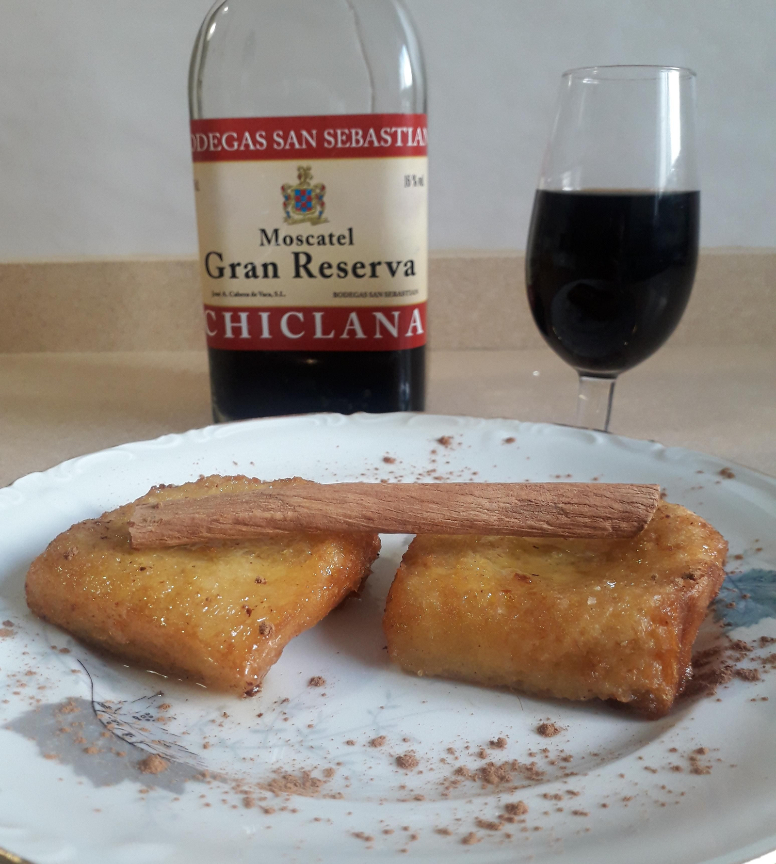 Torrrijas con una copa de moscatel de Chiclana.