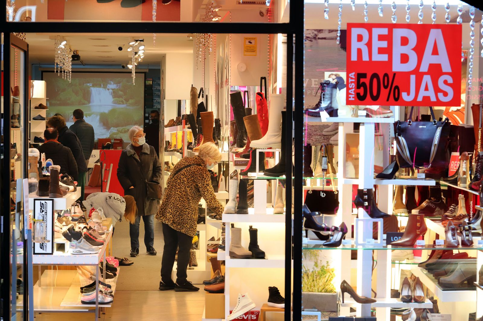 Imágenes del ambiente de rebajas por las calles del centro