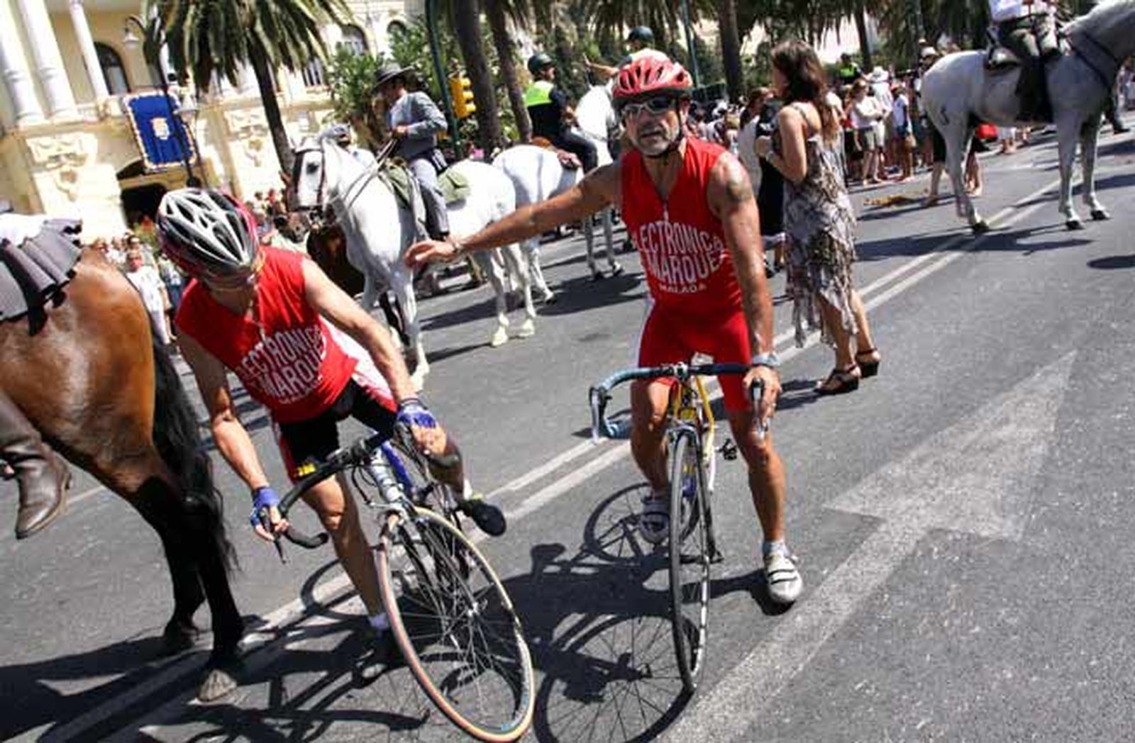 Las bicicletas se han un hueco entre los caballos y se incorporan a la peregrinación de los romeros.
FOTO: Migue Fernández