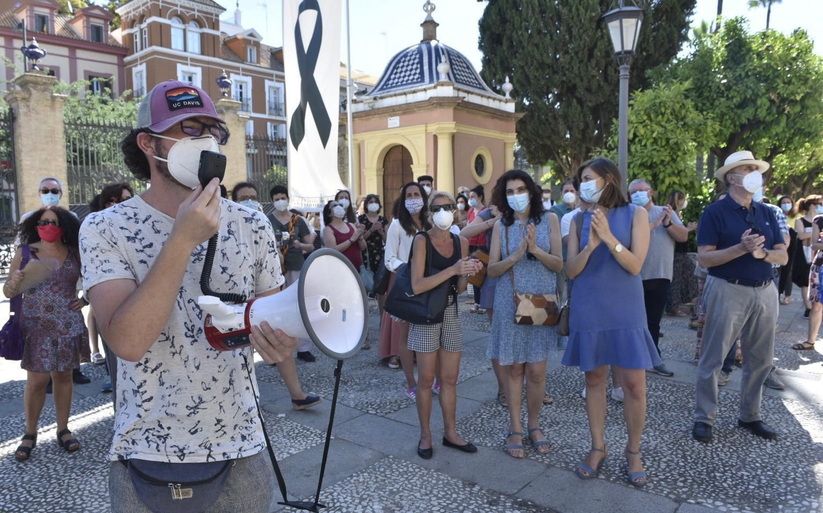 Los docentes universitarios protestan a las puertas del Rectorado.