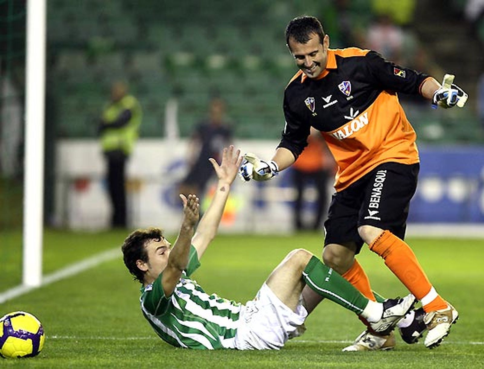 El Betis deja escapar dos puntos ante el Huesca (1-1) en los últimos compases de un partido en el que los de Antonio Tapia terminaron con dos expulsados.

Foto: Antonio Pizarro