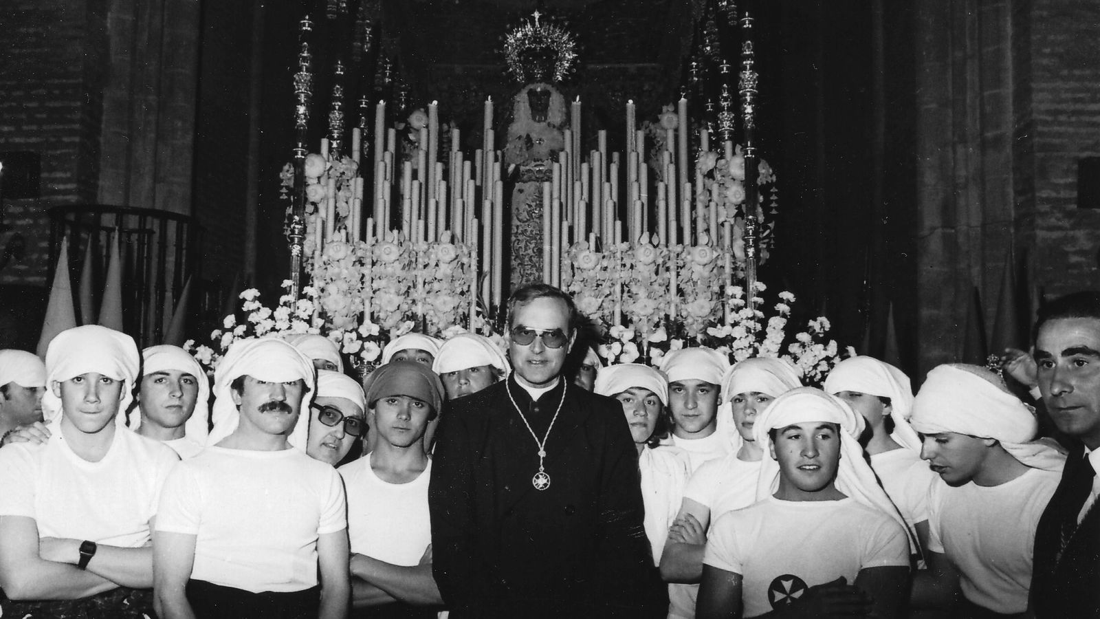 El arzobispo Amigo Vallejo con los costaleros del palio de San Esteban