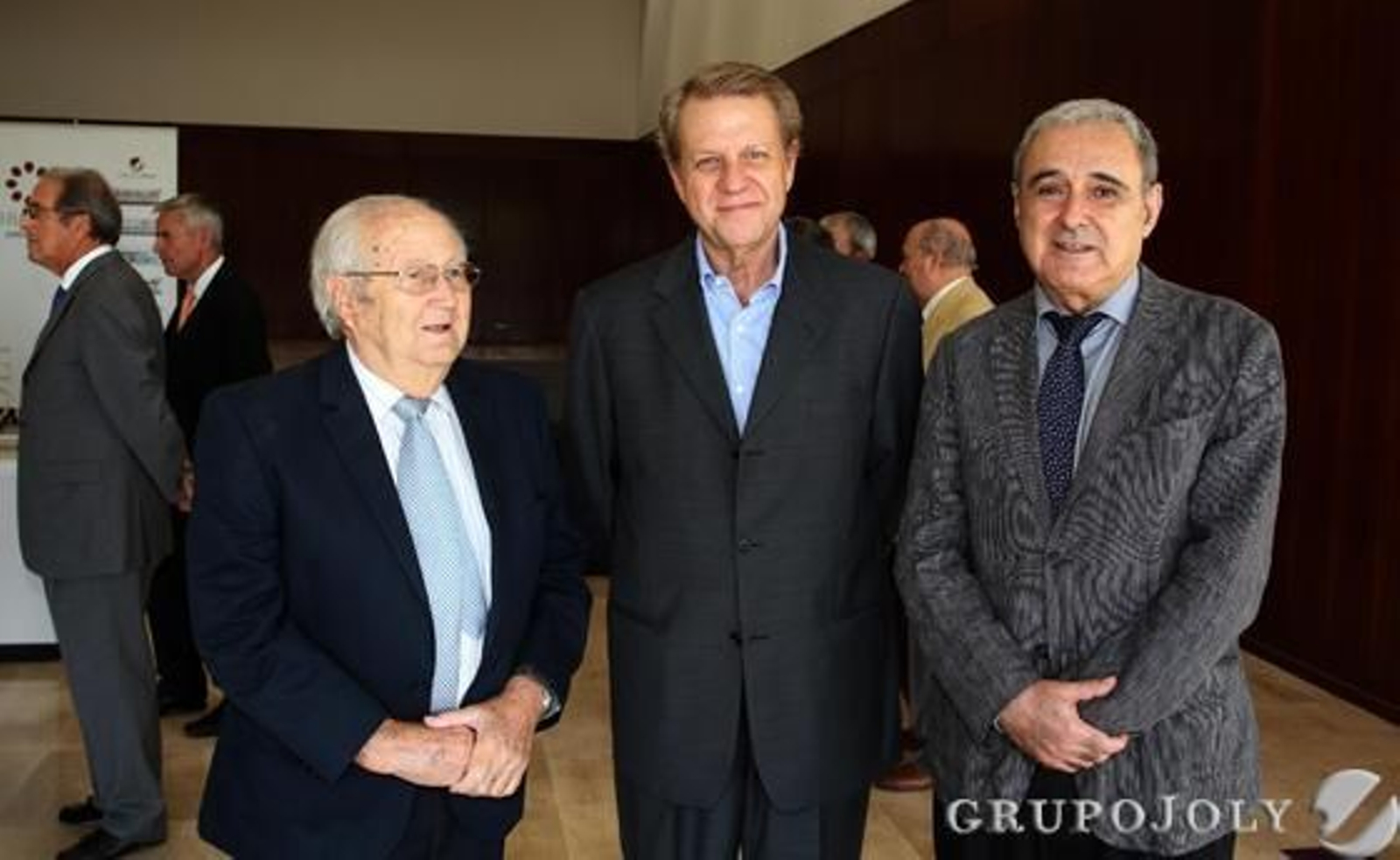 Luis Alarcón, presidente de Galia; Jaime Montaner, arquitecto; y Rafael Valencia, director de la Real Academia Sevillana de Buenas Letras. / Fotos: Juan Carlos Vázquez y Belén Vargas