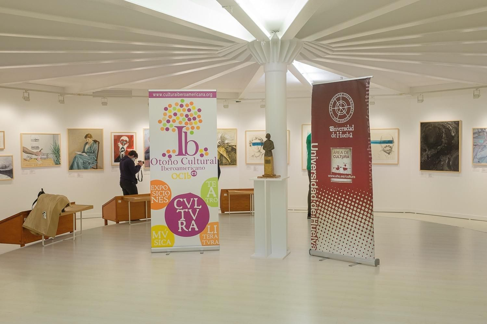 Exposición 'Mar de Pintor' en la Sala de Exposiciones del Rectorado de la UHU.