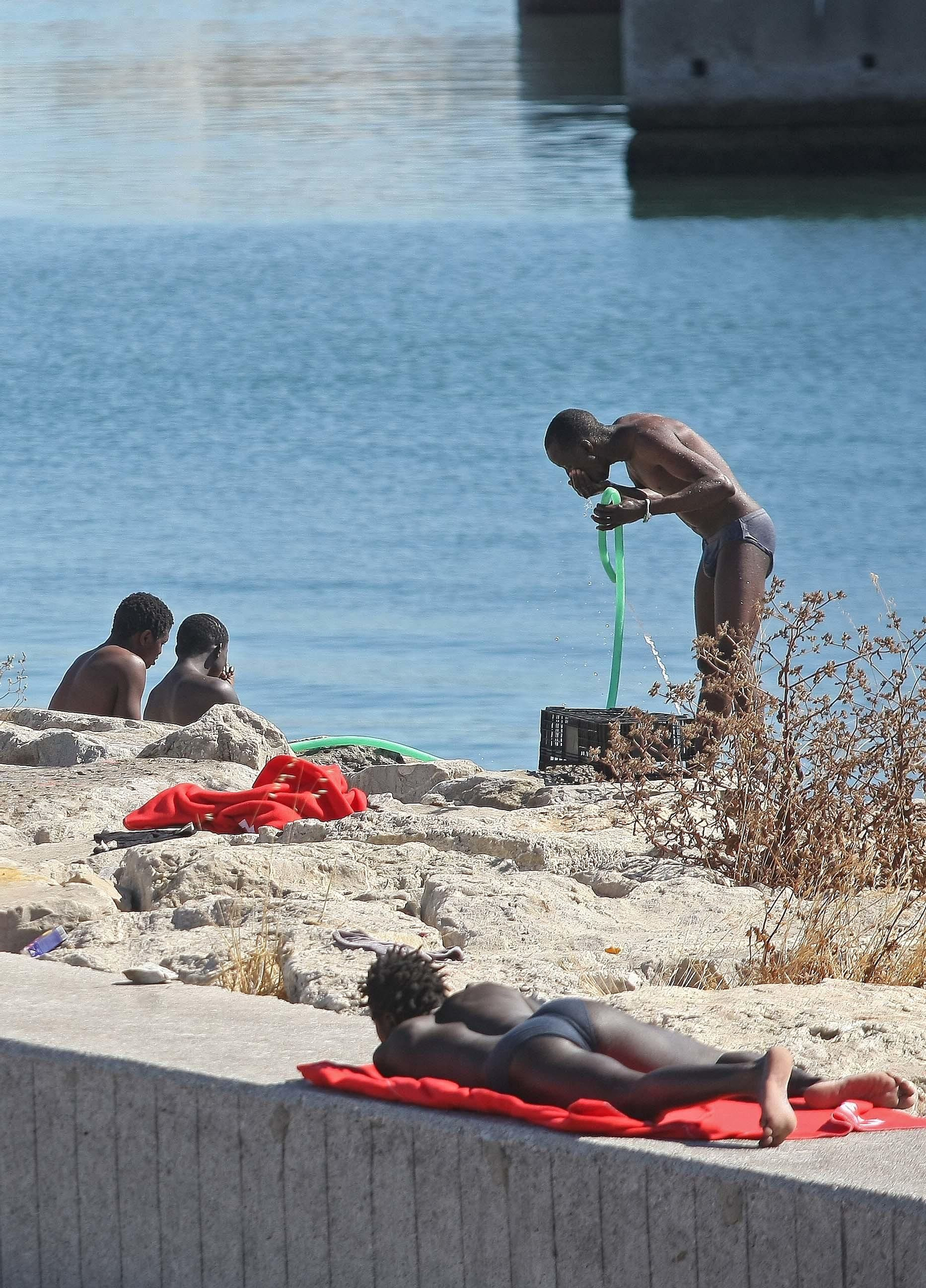 Cientos de migrantes esperan destino acogidos en el Campo de Gibraltar