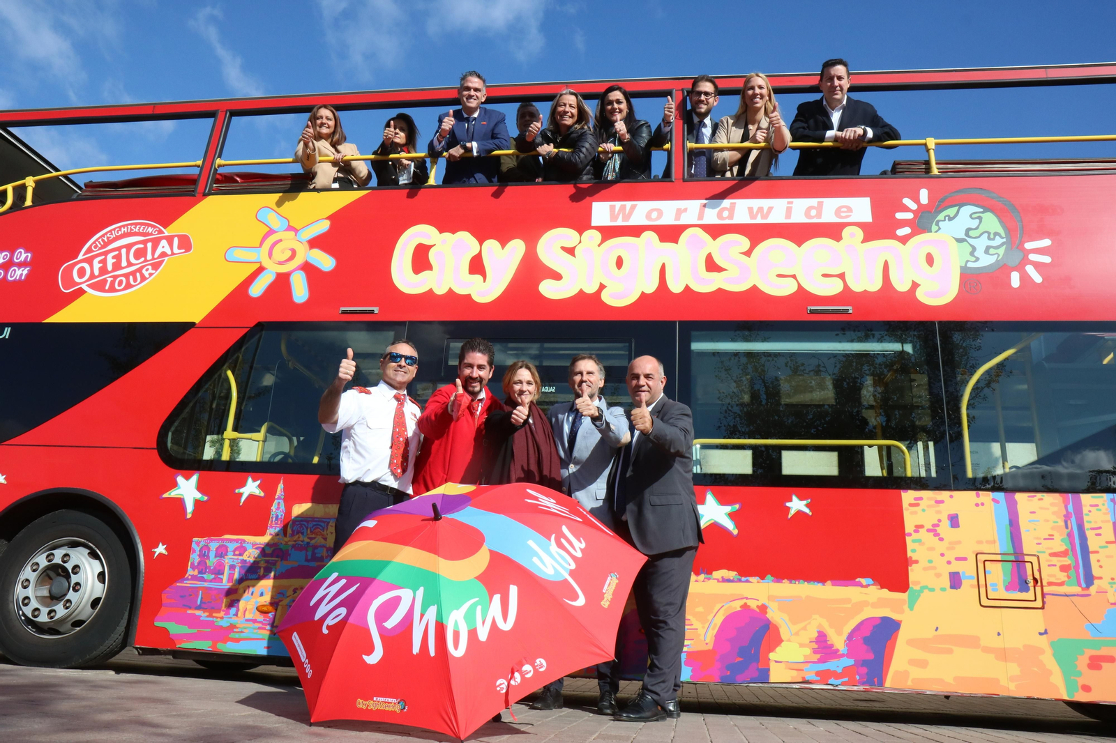 Presentación del servicio de bus turístico en Córdoba.