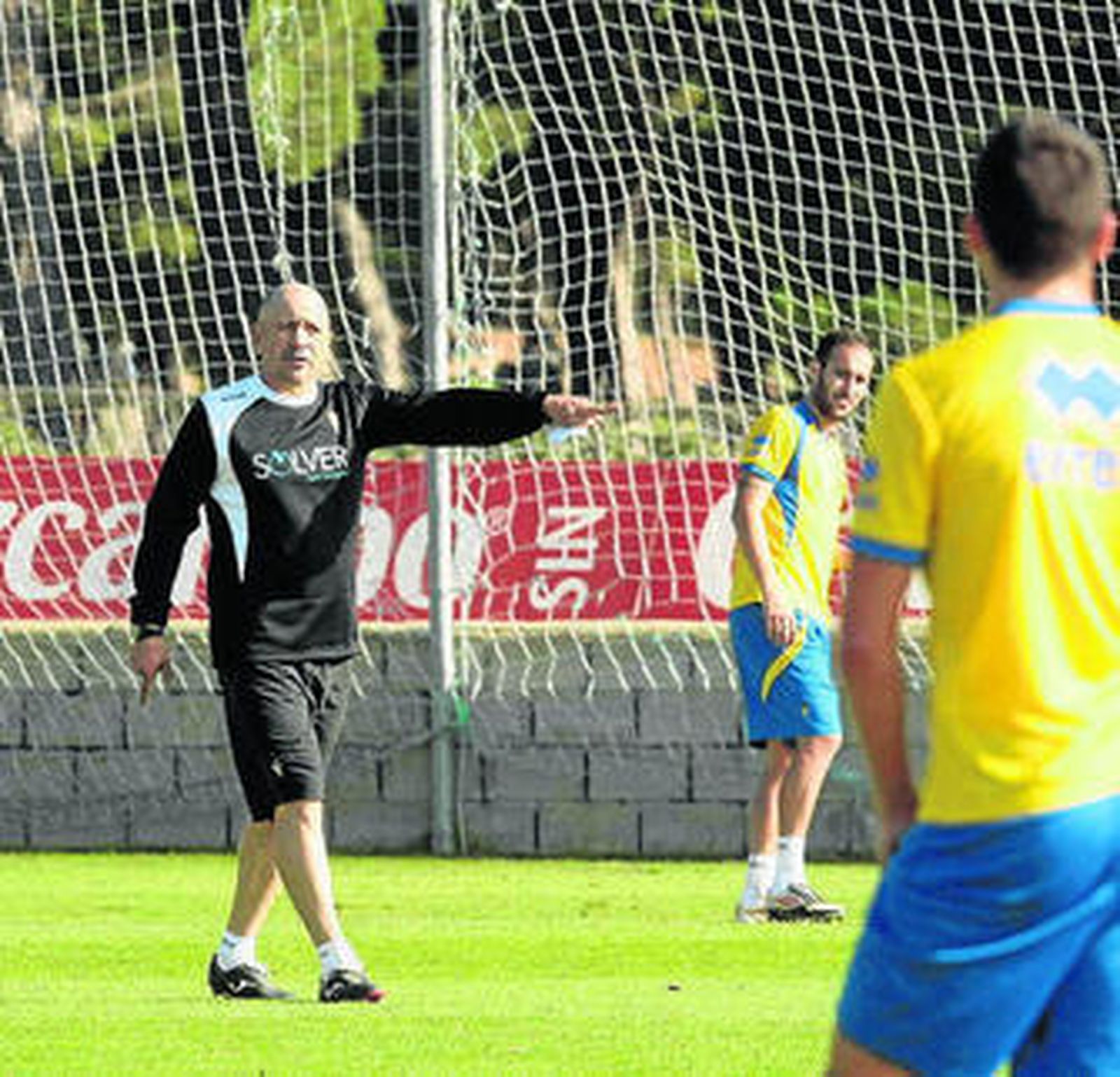 Claudio da indicaciones durante un entrenamiento.
