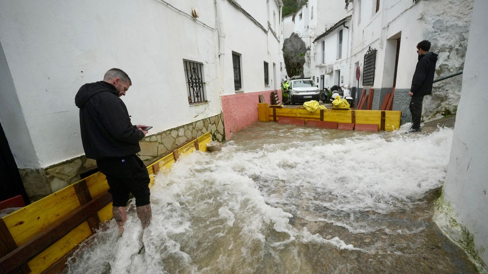 El agua discurre por las calles del pueblo, protegido con sistemas de contención.
