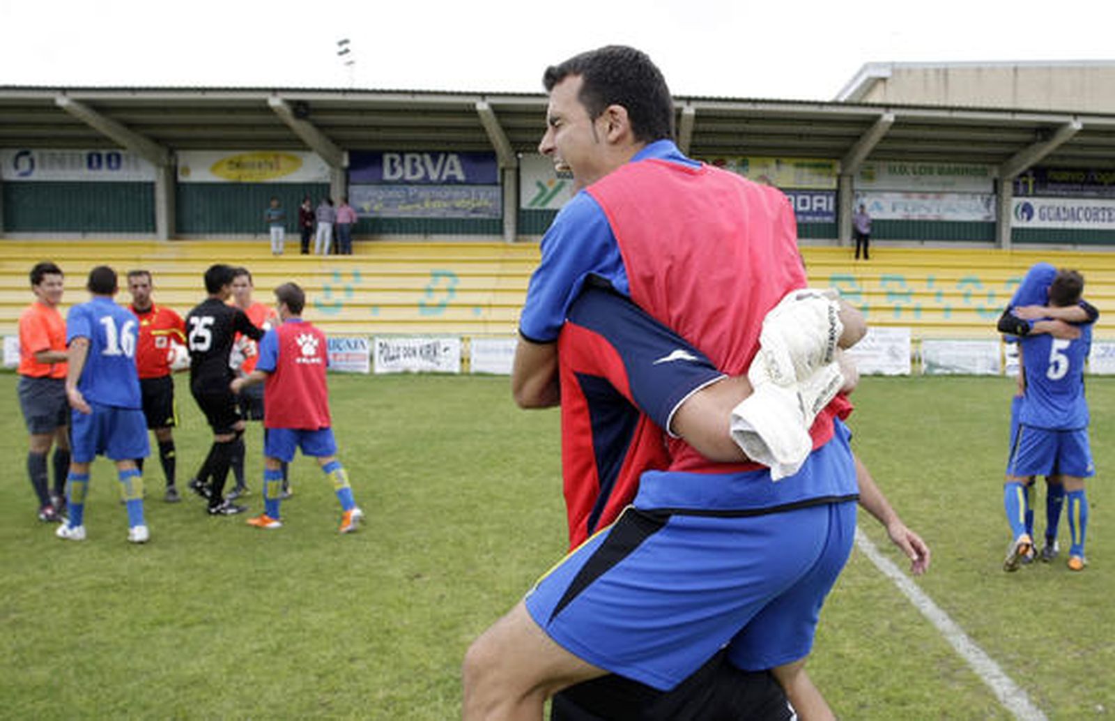 El filial amarillo, que acaba con diez jugadores, se impone con sufrimientos a Los Barrios y logra la permanencia./Fotos:Erasmo Fenoy

Foto: Erasmo Fenoy