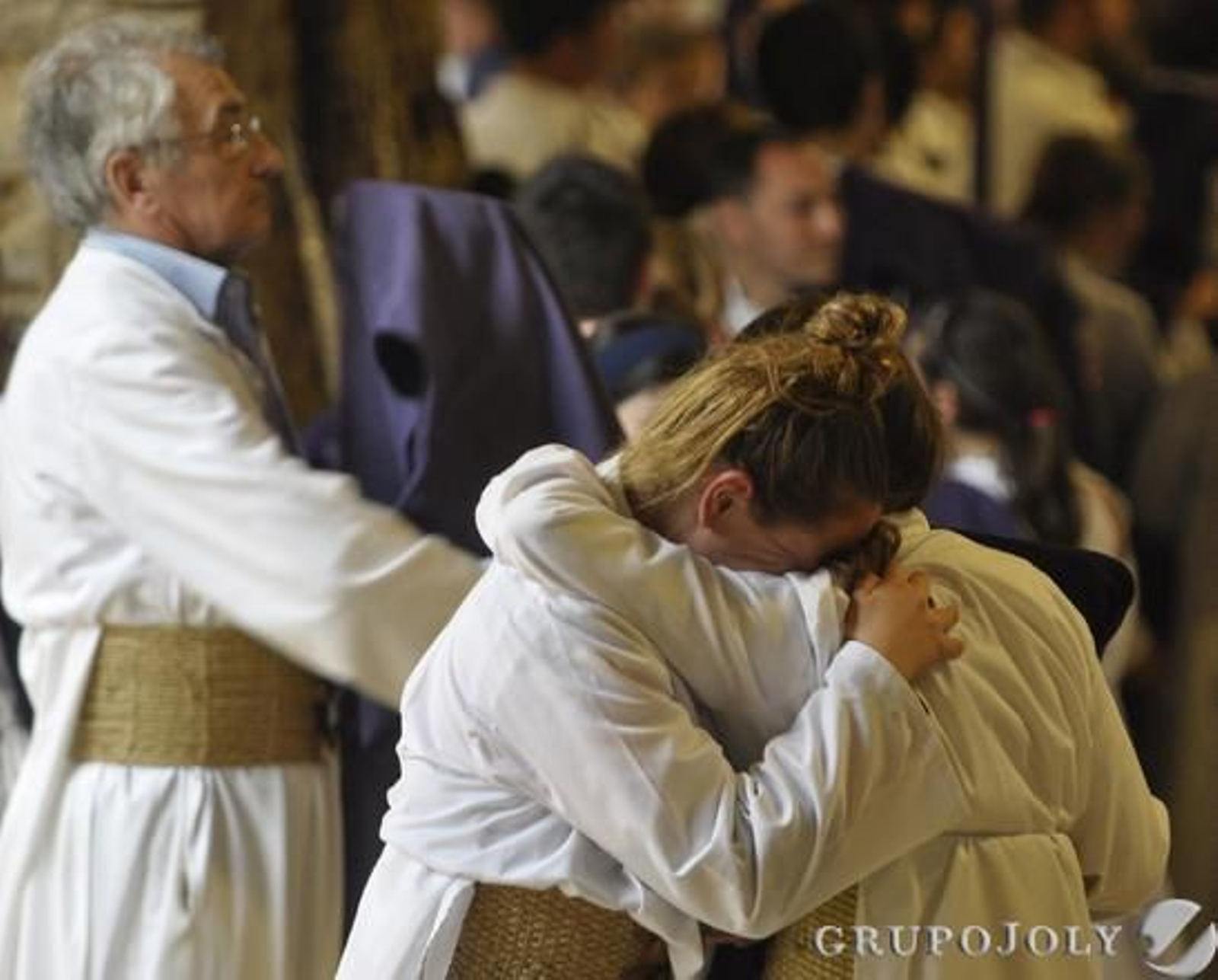 Llantos y desolación en el interior de la Capilla del Rosario de la Hermandad de Las Aguas.

Foto: Manuel Gomez