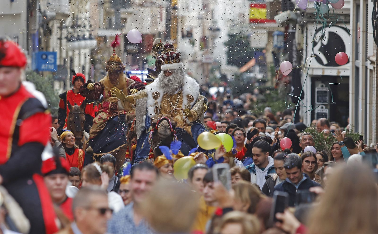 Imágenes de la mágica llegada de los Reyes Magos y la Estrella de la Ilusión a Huelva en barco