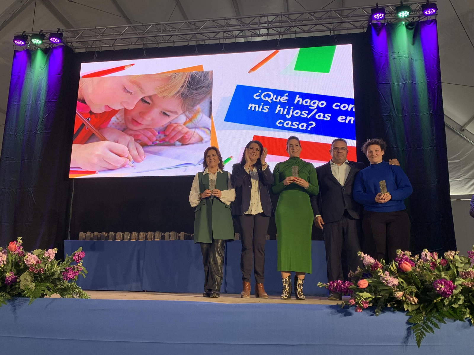 Así ha sido el homenaje de Almuñécar a los colectivos, profesionales y voluntarios en primera línea de la pandemia