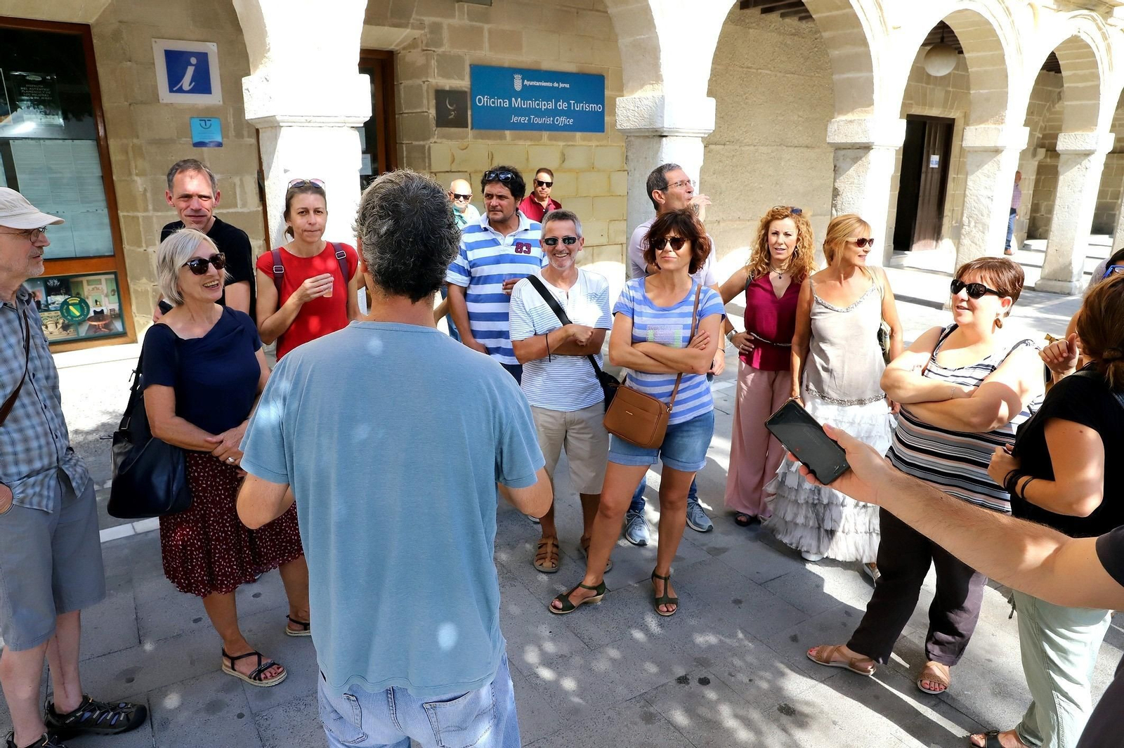 Un grupo de turistas frente a la Oficina de Municipal de Turismo en la plaza del Arenal de Jerez