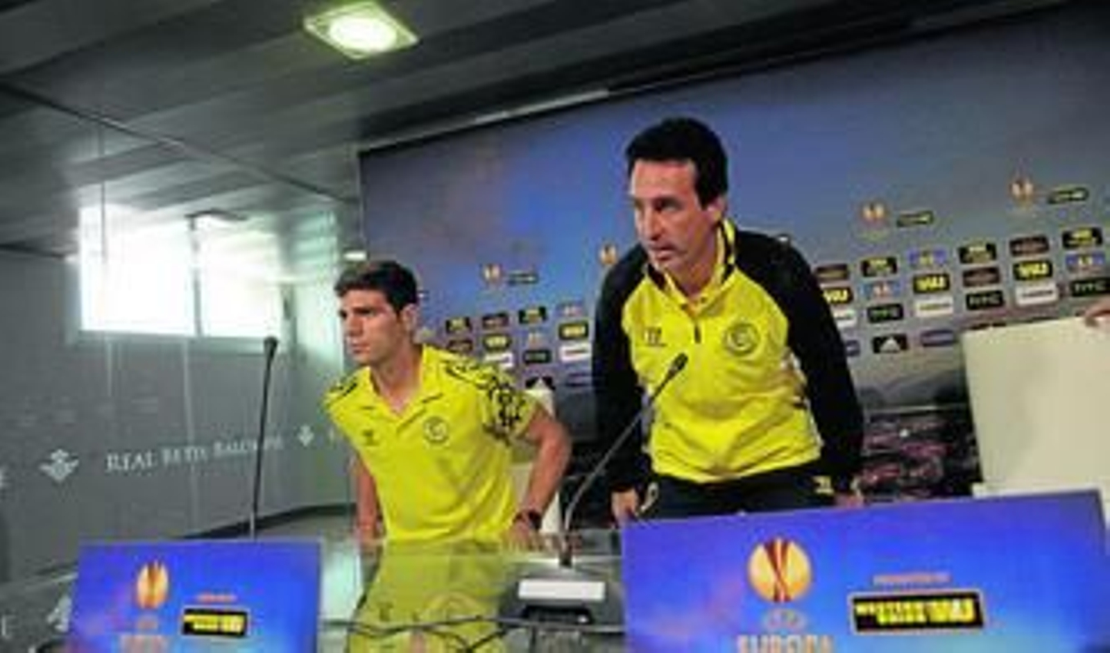 Los sevillistas Fazio y Unai Emery se sientan en la sala de prensa del Benito Villamarín en la comparecencia oficial.