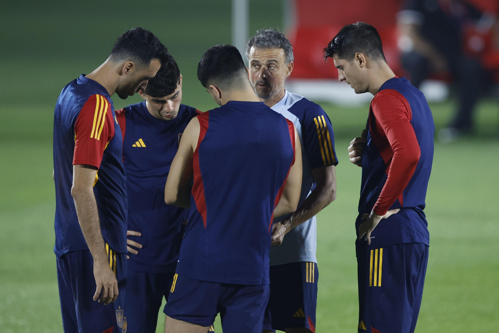Luis Enrique da instrucciones a Busquets, Pedri, Carlos Soler y Morata.