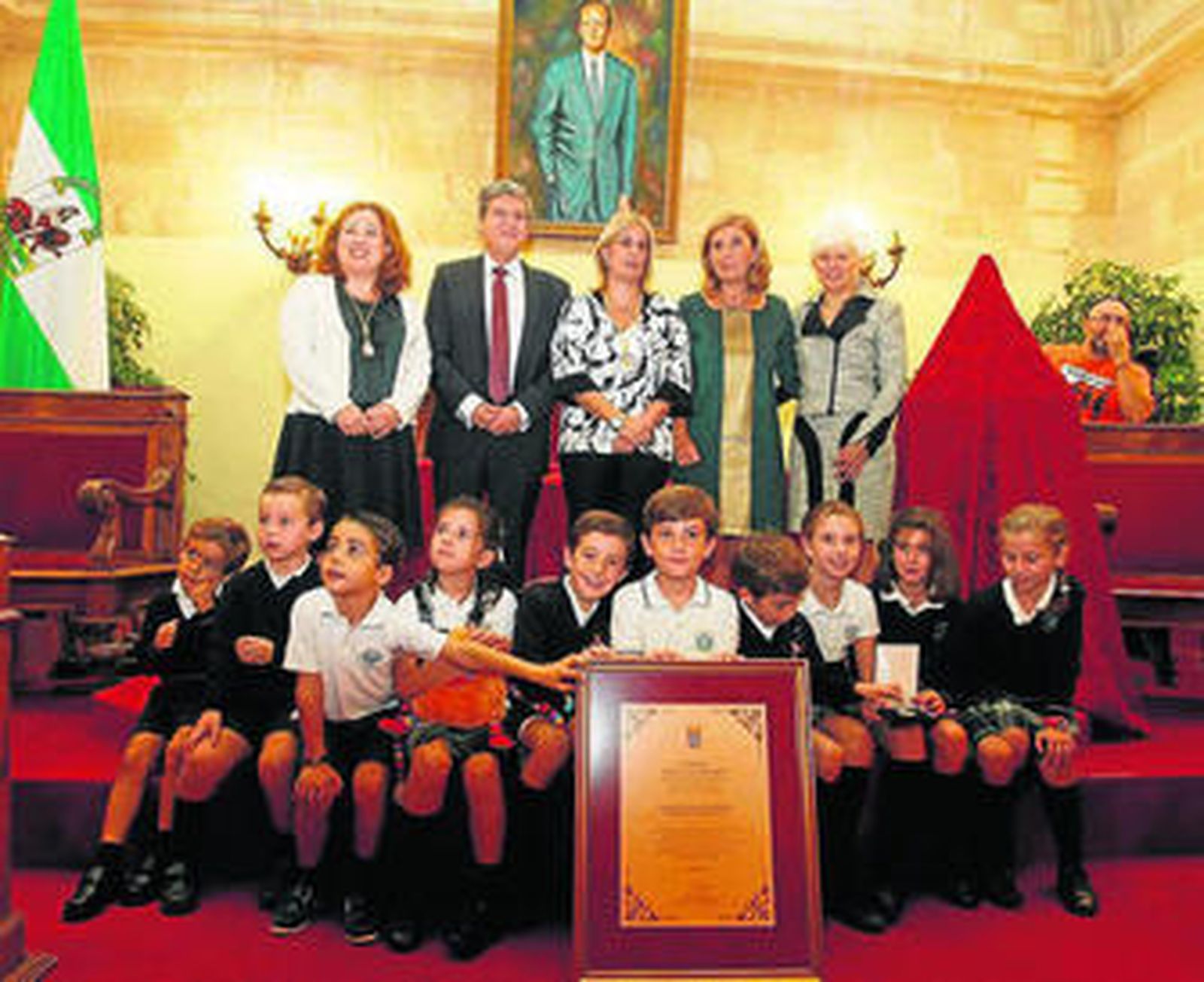 Lidia Menacho, Fabián de Torres, Mª José García-Pelayo, Elena Aguilar y Estrella Flores, junto a varios alumnos.