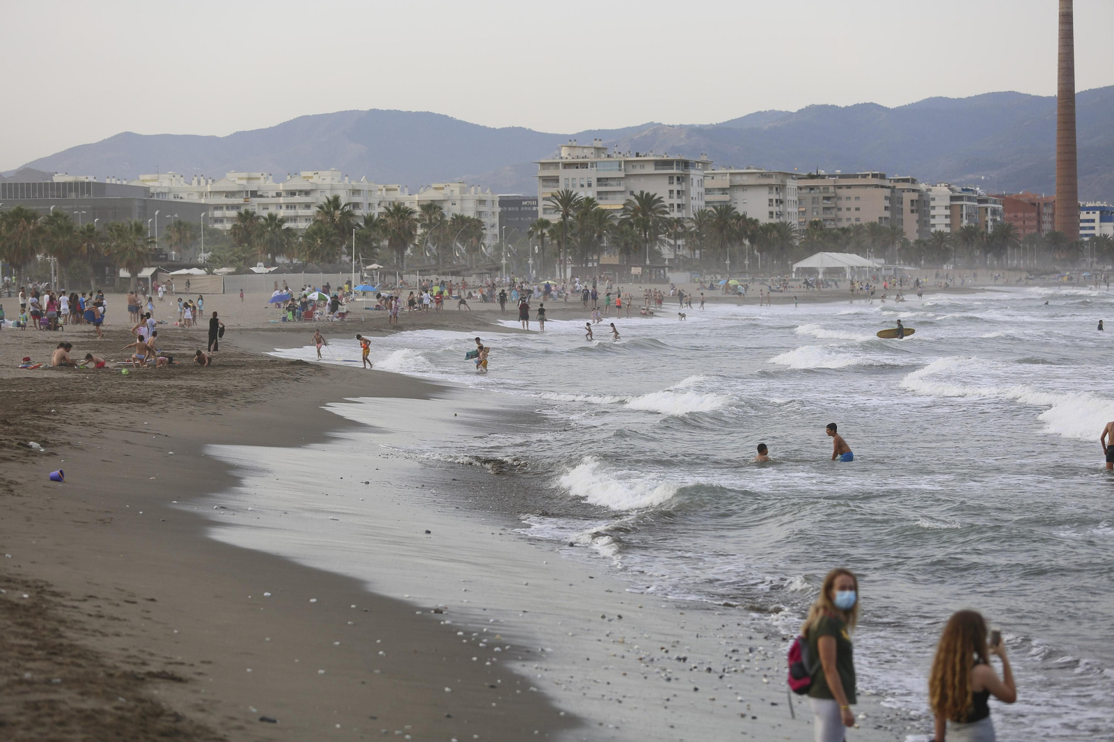 Solitaria noche de San Juan en las playas de Málaga, en fotos