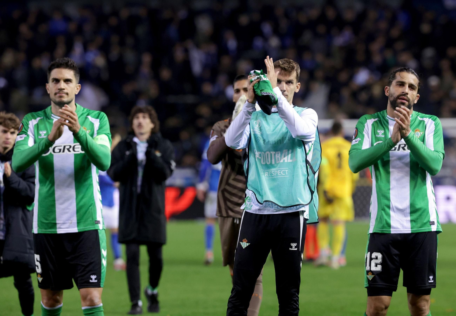Los futbolistas béticos agradecen el apoyo de sus aficionados después del pobre rendimiento ofrecido en Genk.