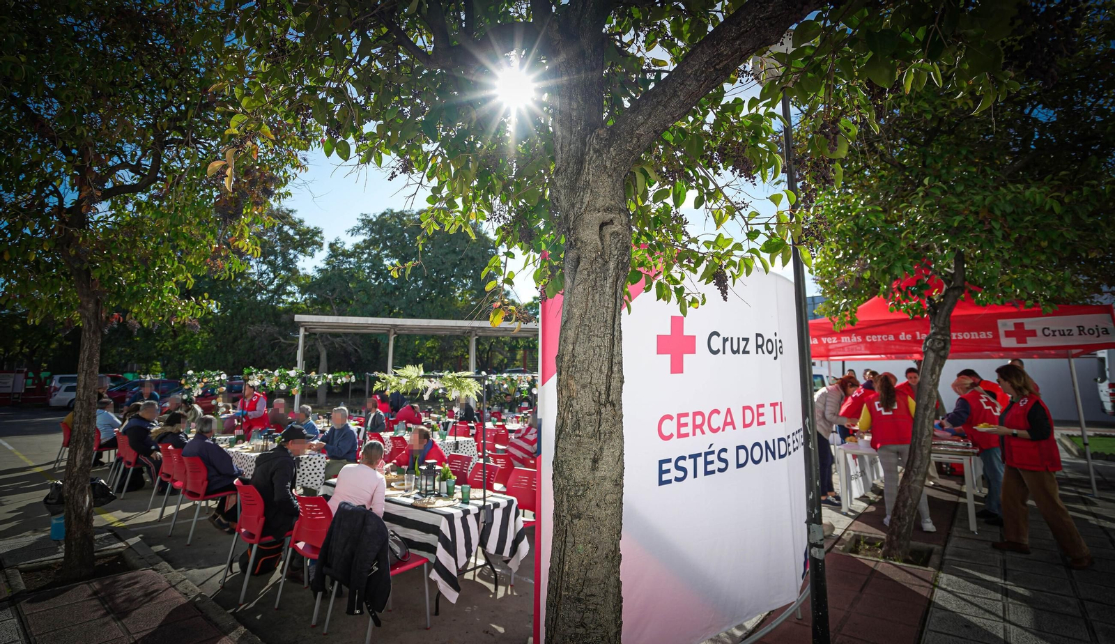 Imágenes del almuerzo navideño de Cruz Roja Jerez y Hacedores Cádiz para personas sin hogar