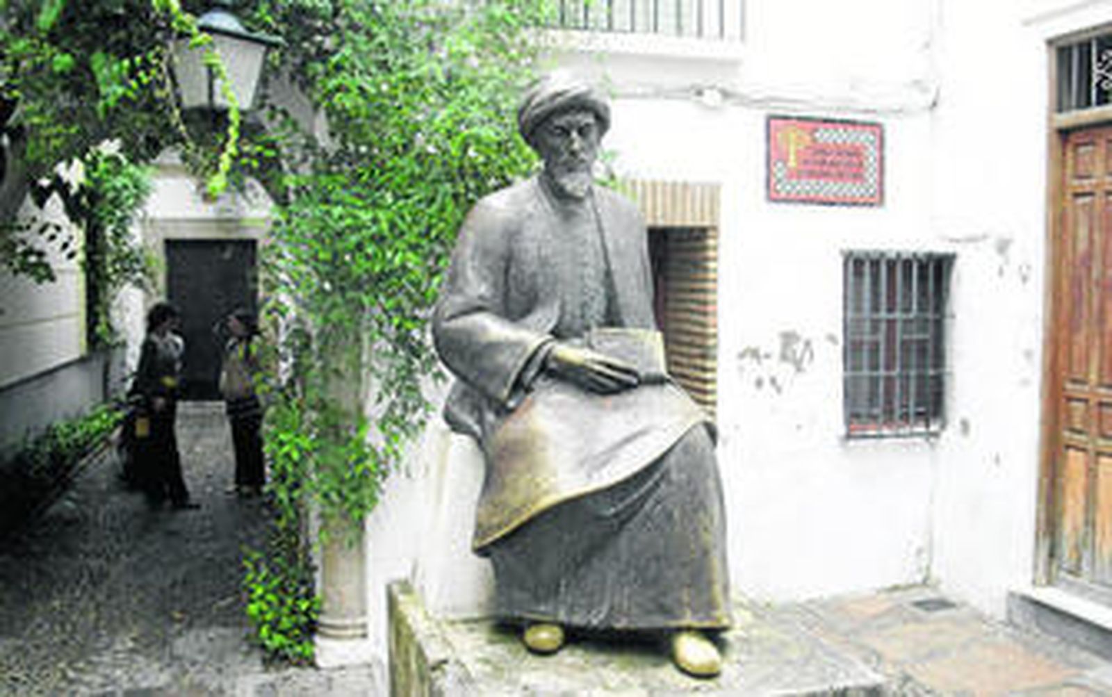 Estatua de Maimónides, en la calle Judíos.