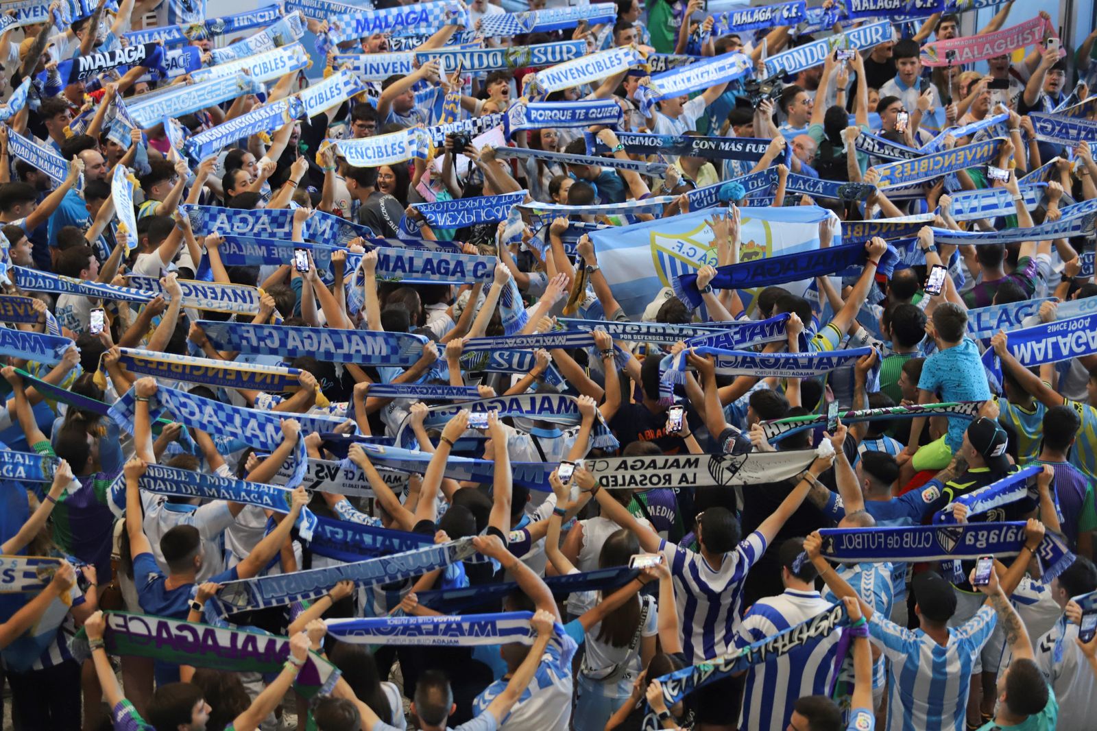 El espectacular preámbulo en el aeropuerto con la afición