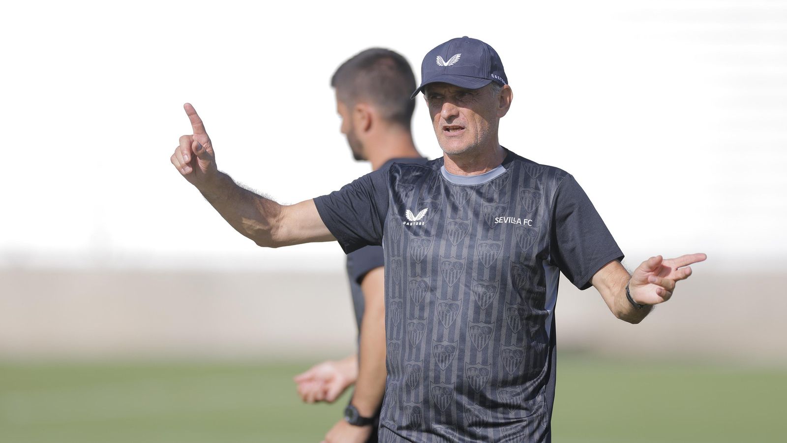 Mendilibar realiza gestos durante el entrenamiento.