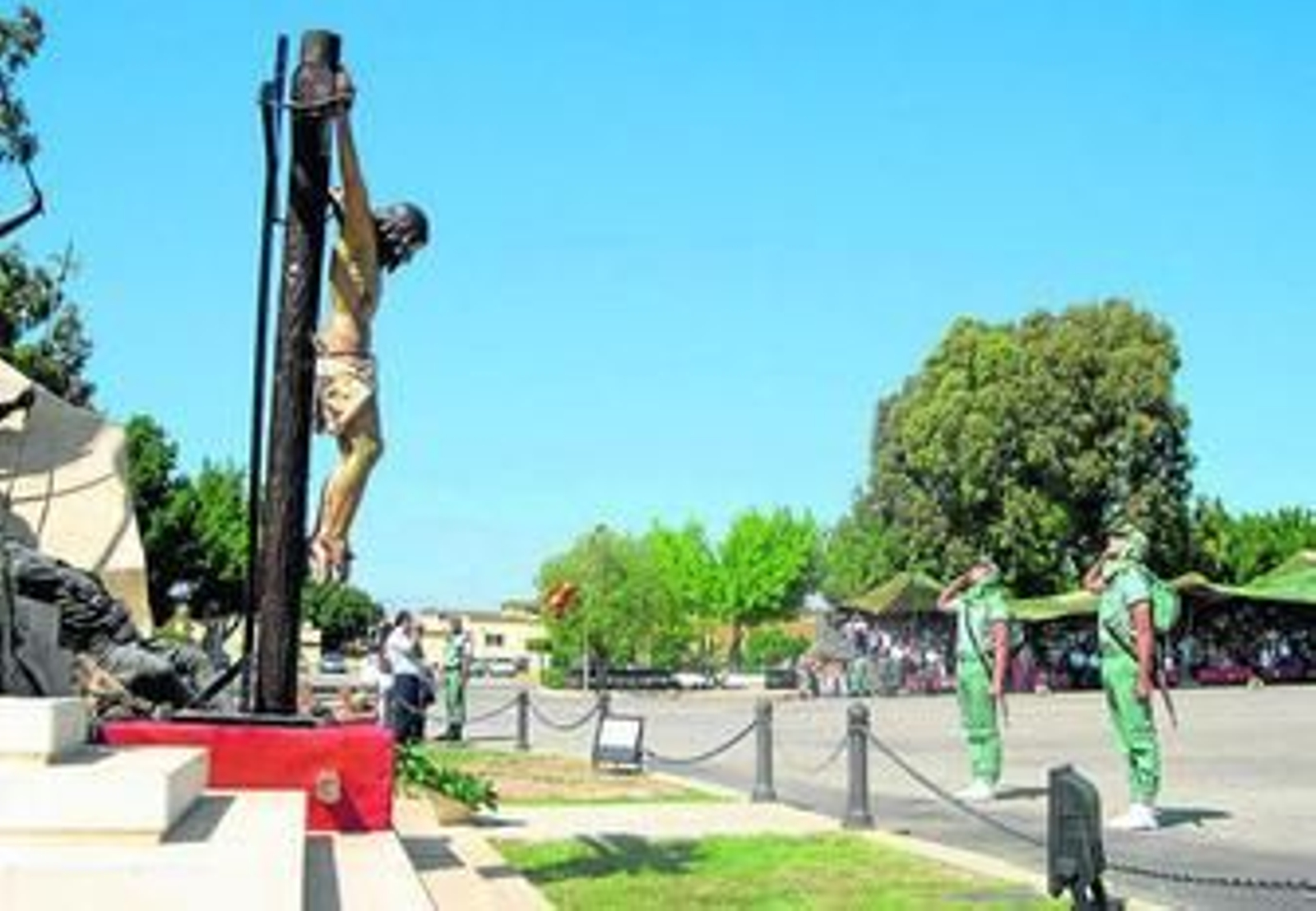 Homenaje a los muertos ante el Cristo de la Buena Muerte en Viator.