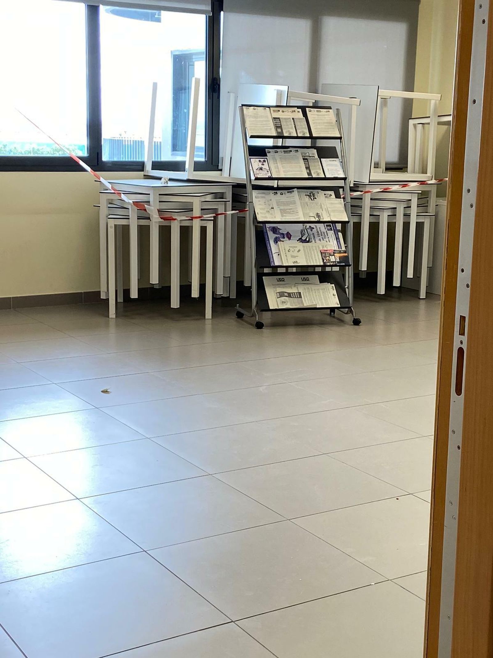 Aspecto del comedor cerrado y con sillas y mesas precintadas.