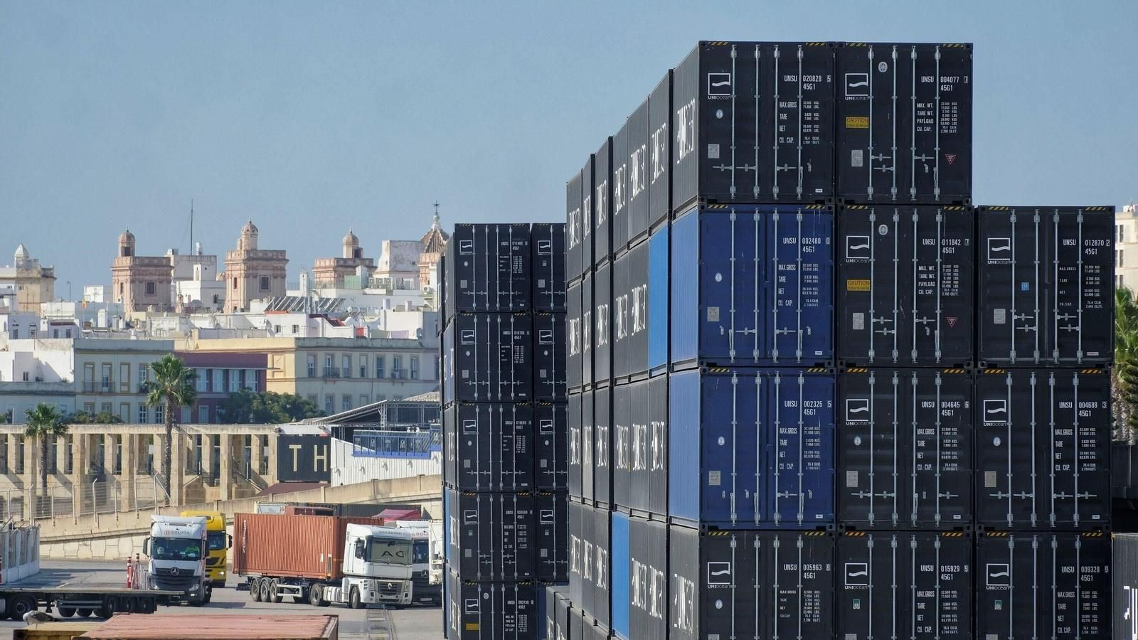 El Reina Sofía, con los contenedores todavía en casa, a la espera de que lleguen las grúas y se haga por fin la mudanza prometida.