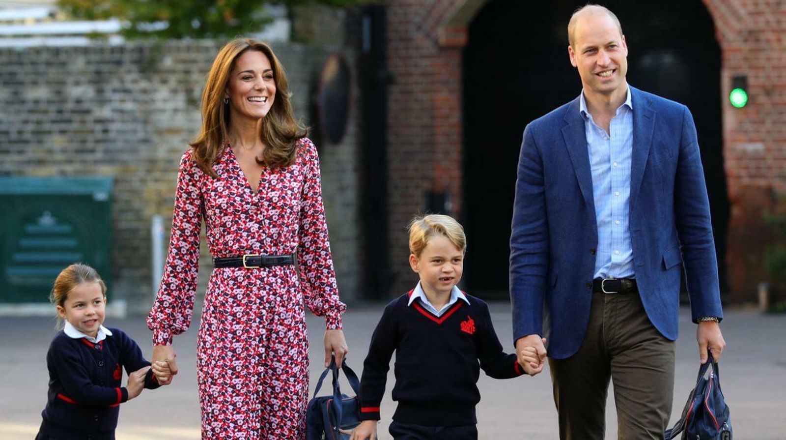 Carlota y Jorge de Cambridge, con sus padres el último jueves, en su primer día de clases.