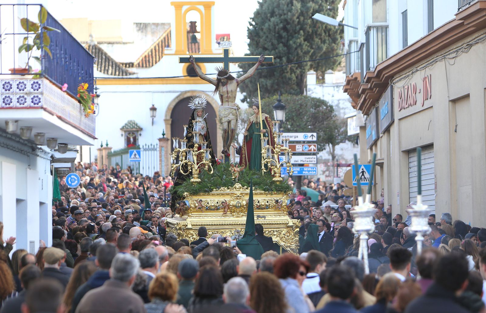 Momento de la salida procesional de Vera Cruz el pasado año.