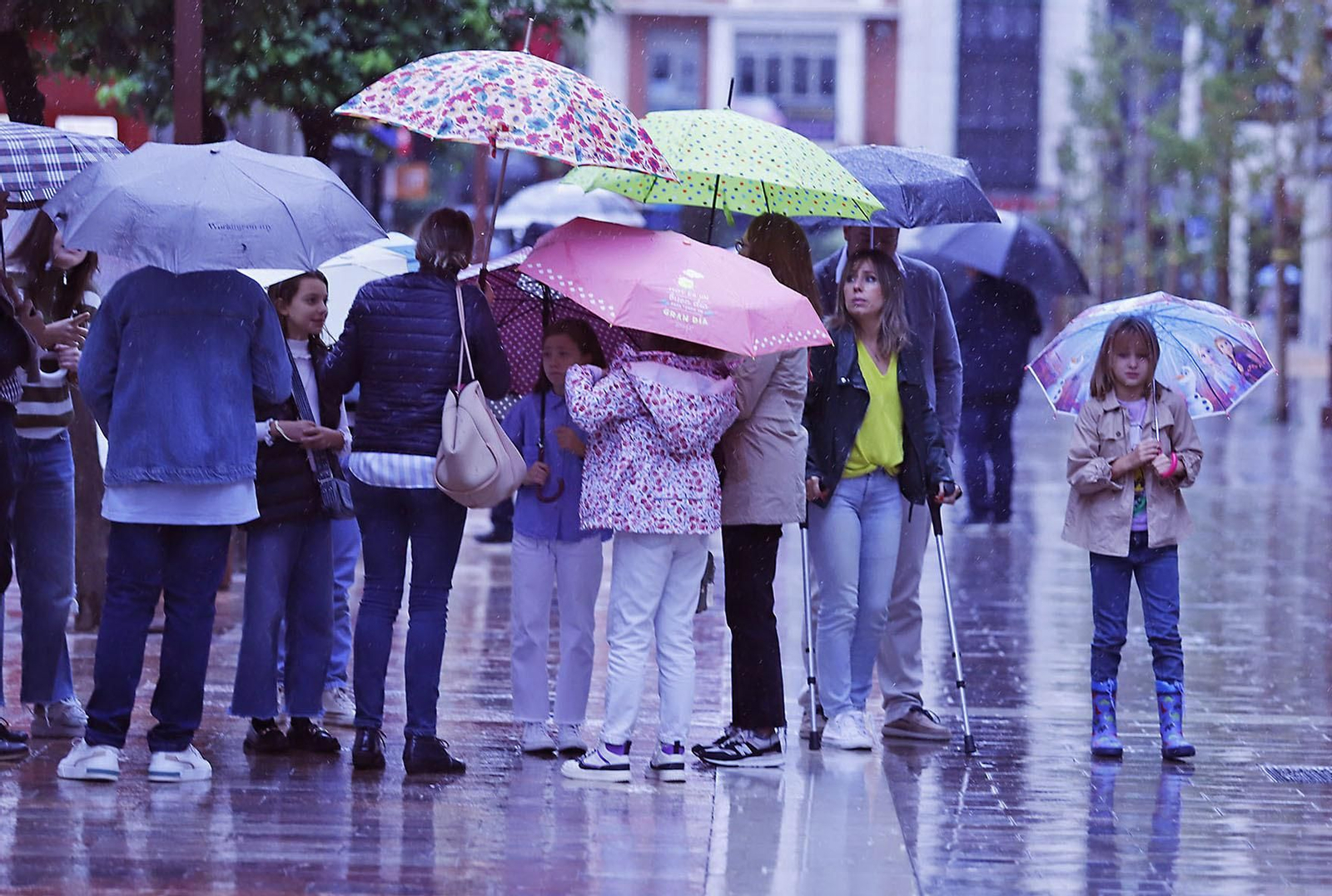 Imágenes de la mañana lluviosa de domingo en Huelva