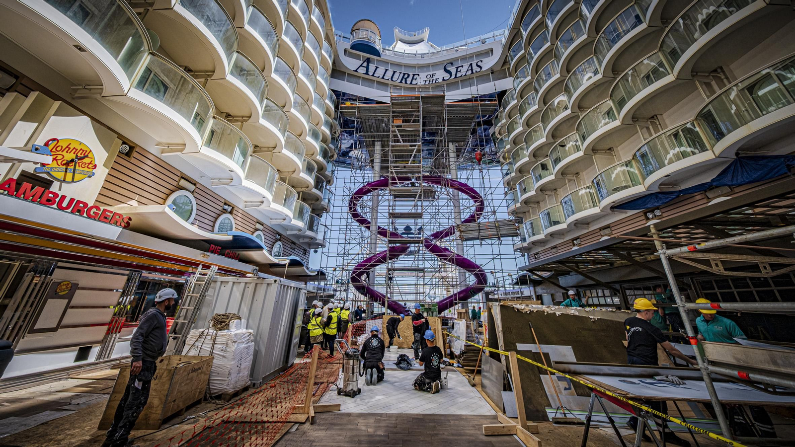 Las imágenes del interior del crucero 'Allure of the Seas' que se encuentra reparando en navantia Cádiz