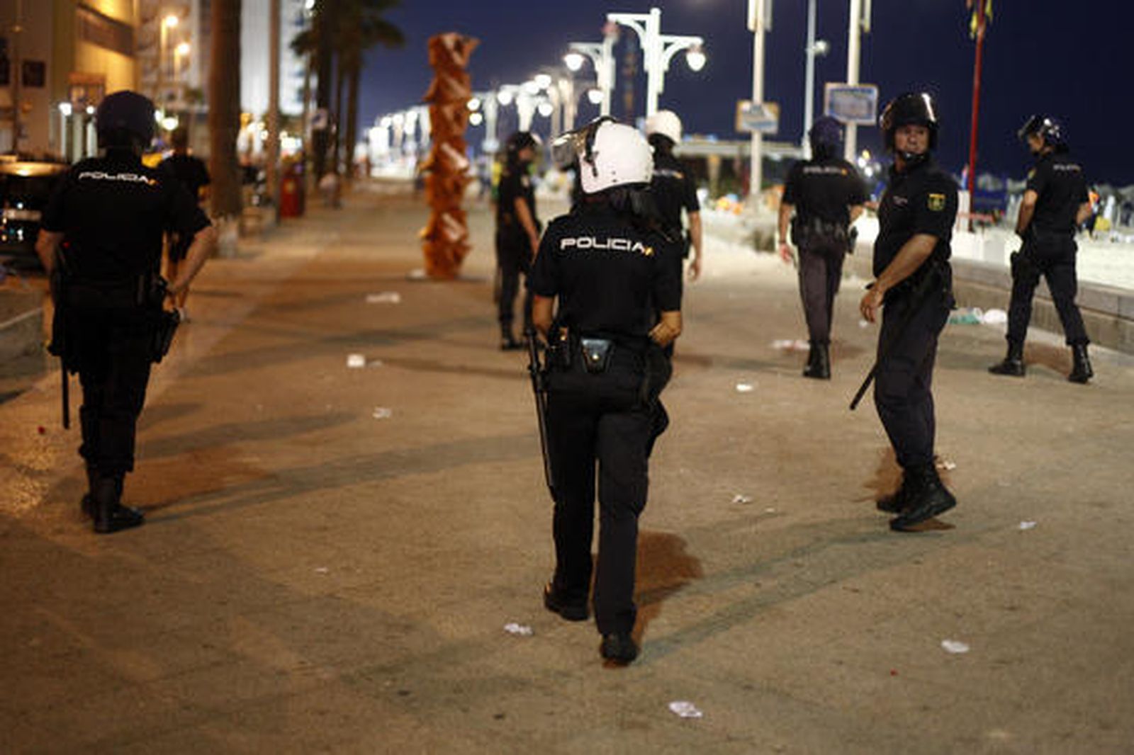 Los servicios de limpieza recogen 42 toneladas de residuos de la arena tras la noche de las barbacoas del Trofeo Carranza.

Foto: Jesus Marin