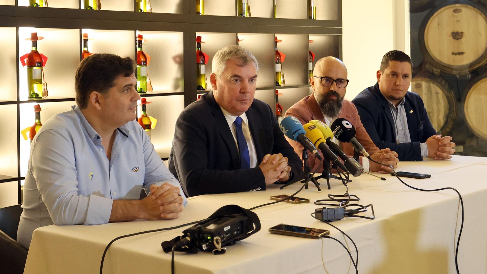 Manuel Vizcaíno y Juan Luis Gil, escoltados por Rafael Contreras y Jorge Garrido.