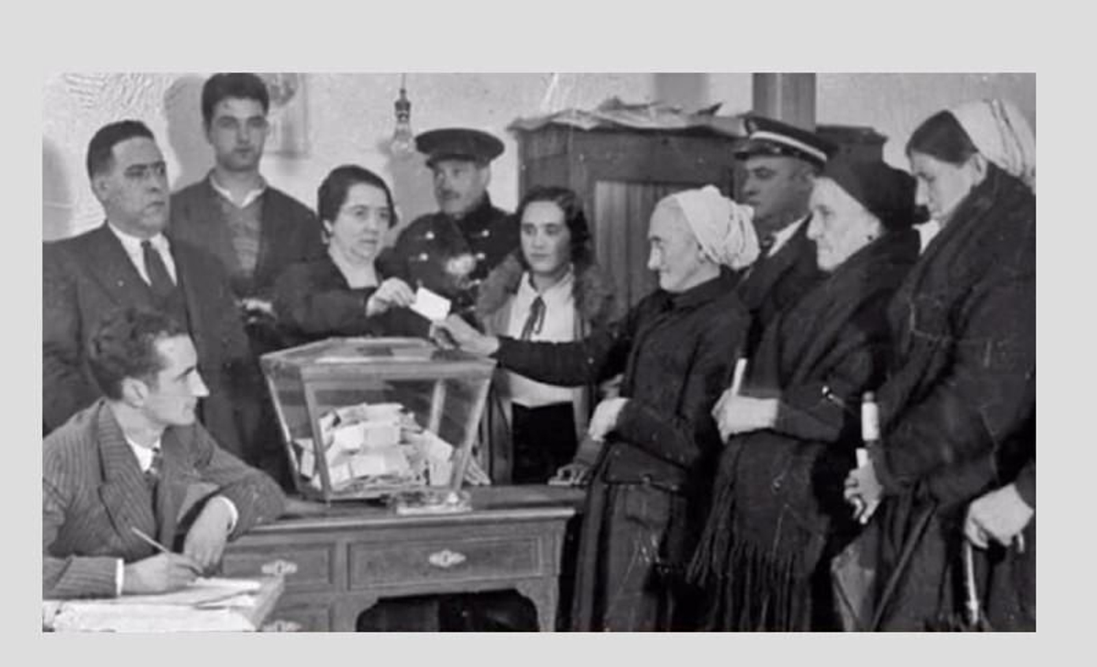 Foto histórica, incluida en el documento, de mujeres ejerciendo el derecho al voto en 1933. Foto histórica, incluida en el documento, de mujeres ejerciendo el derecho al voto en 1933.