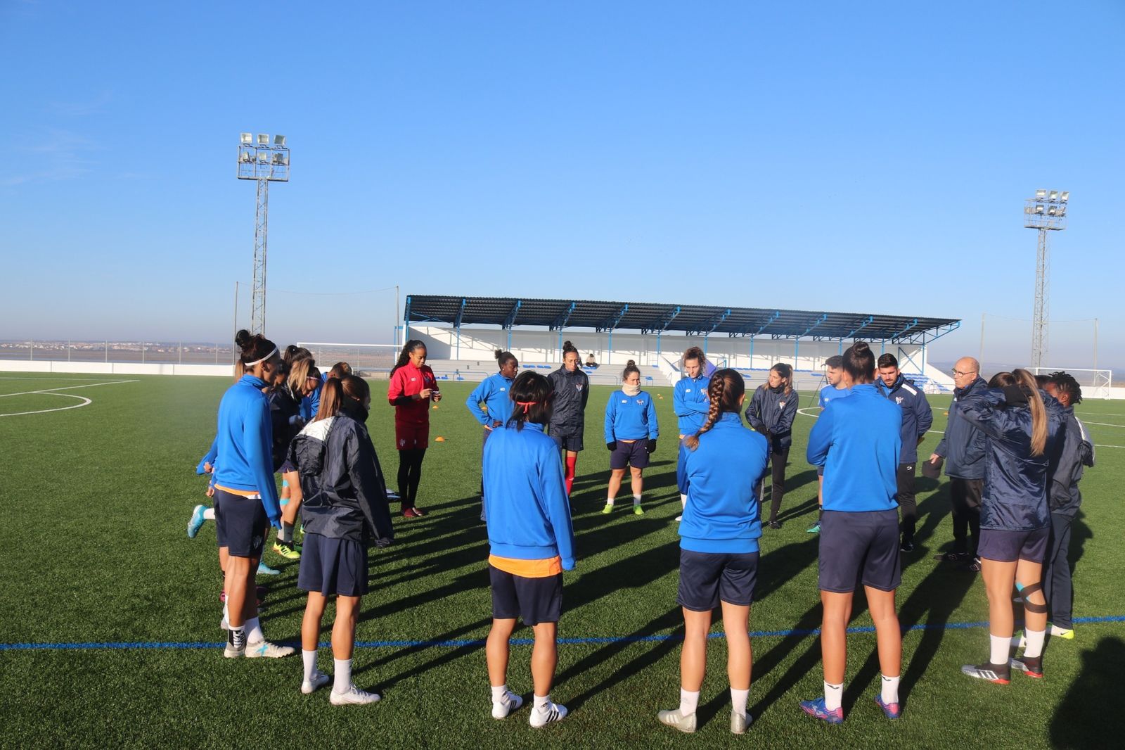 Las jugadoras del Sporting Huelva se ejercitan en los campos federativos de La Orden