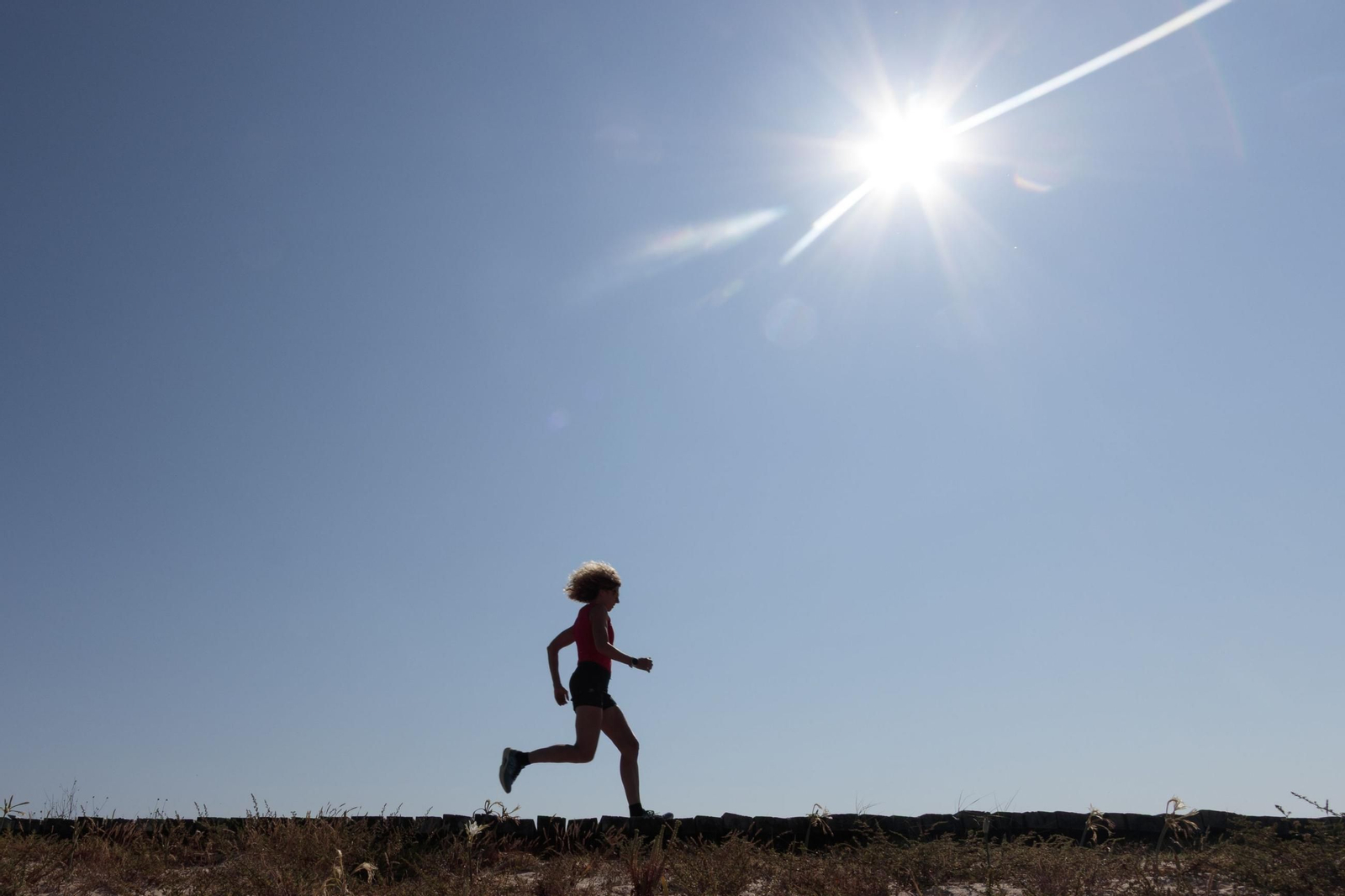 Una persona hace deporte a pleno sol.