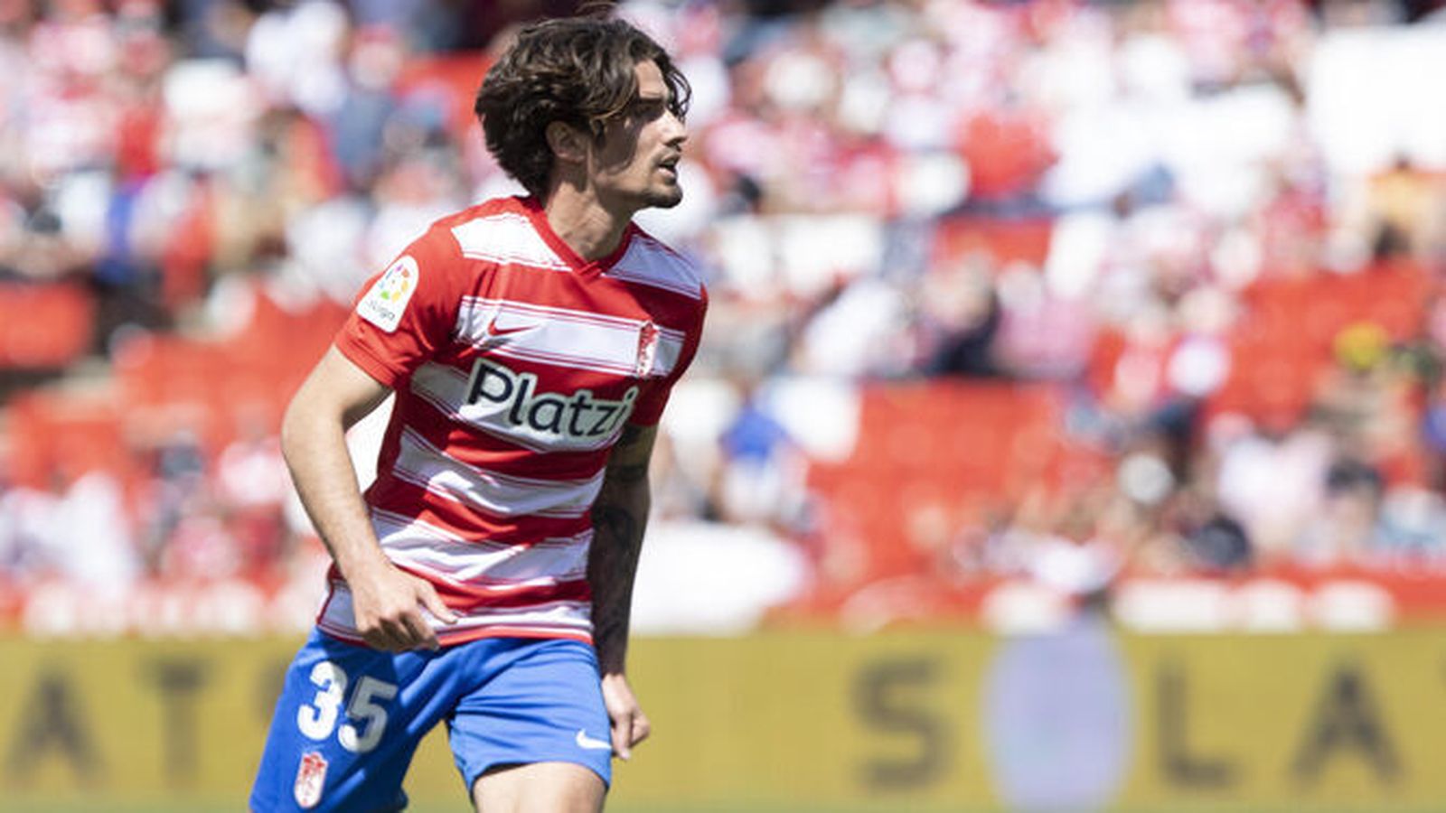 Álex Collado conduce la pelota en un encuentro en el Nuevo Los Cármenes