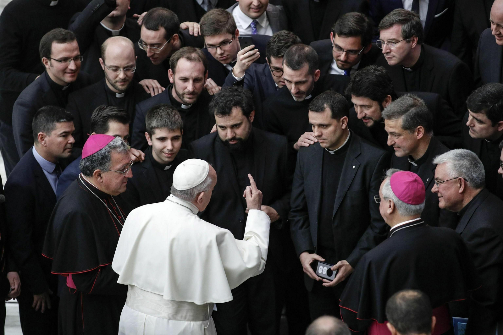 El papa Francisco conversa con obispos, ayer en la Ciudad del Vaticano.