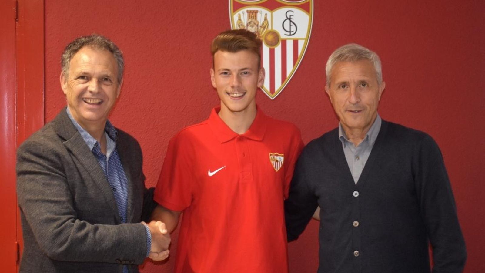 Javi Vázquez, entre Joaquín Caparrós y Pablo Planco, cuando renovó hasta 2021.