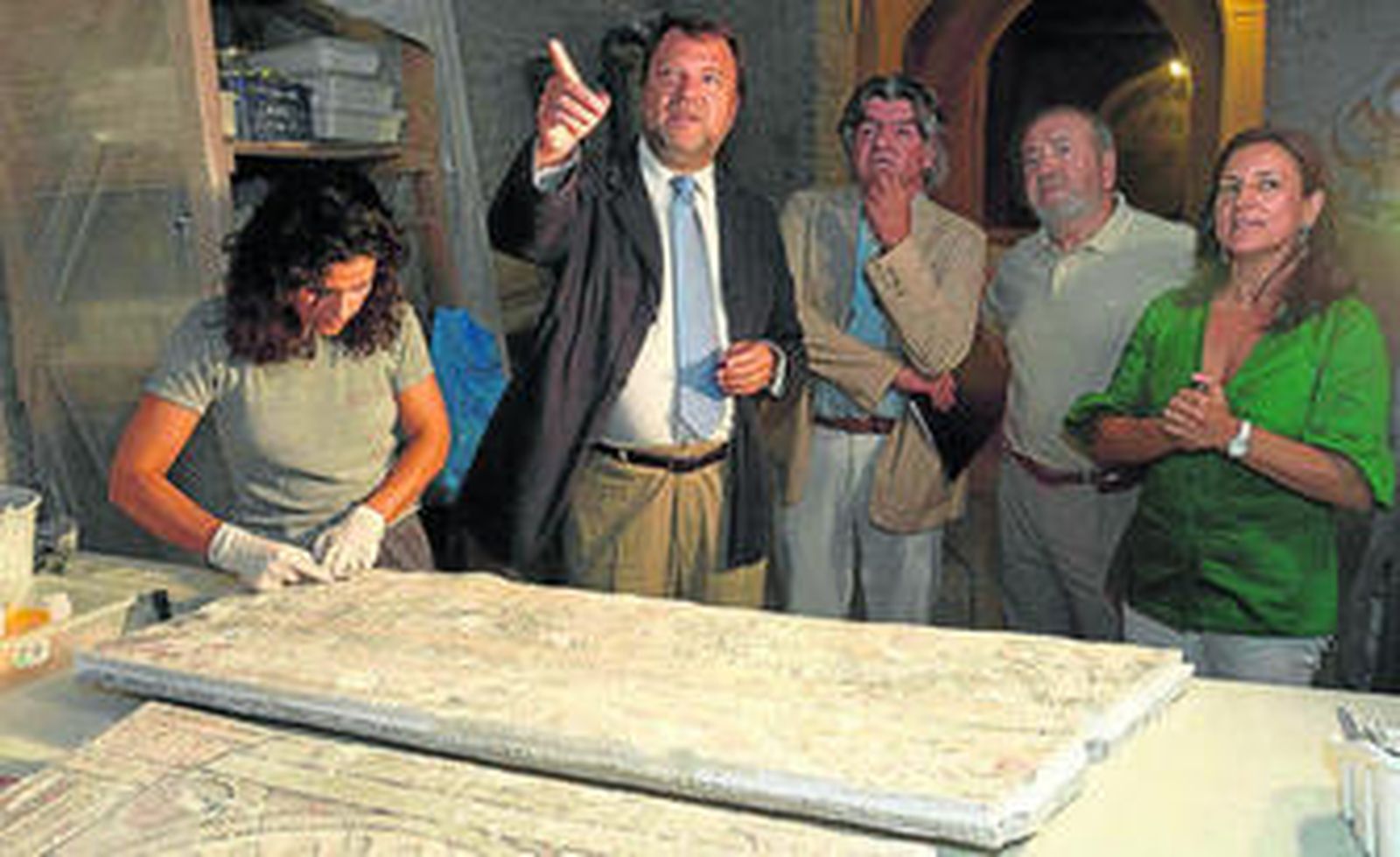 El alcalde, Alfredo Sánchez Monteseirín, revisa las tareas de restauración de las pinturas murales.