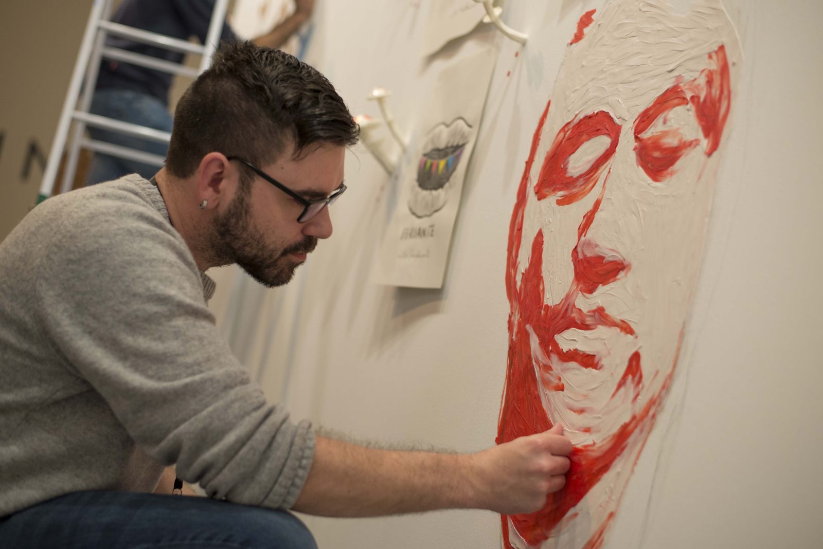 Apuestas andaluzas. 1. Rafael Jiménez interviniendo una de sus obras en el expositor comisariado por Javier Díaz Guardiola.  2. El lienzo 'Postfacio' de Antonio Montalvo destaca en la oferta de la galería Espacio Mínimo. 3. La malagueña Leonor Serrano exhibe esta instalación en el expositor de la galería Marta Cervera. 4. Alegría y Piñero presentan la pieza 'Lipogramas' en Cervezas Alhambra.