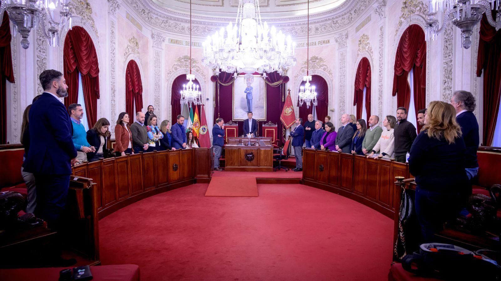 La Corporación Municipal, al inicio del pleno extraordinario celebrado este jueves.
