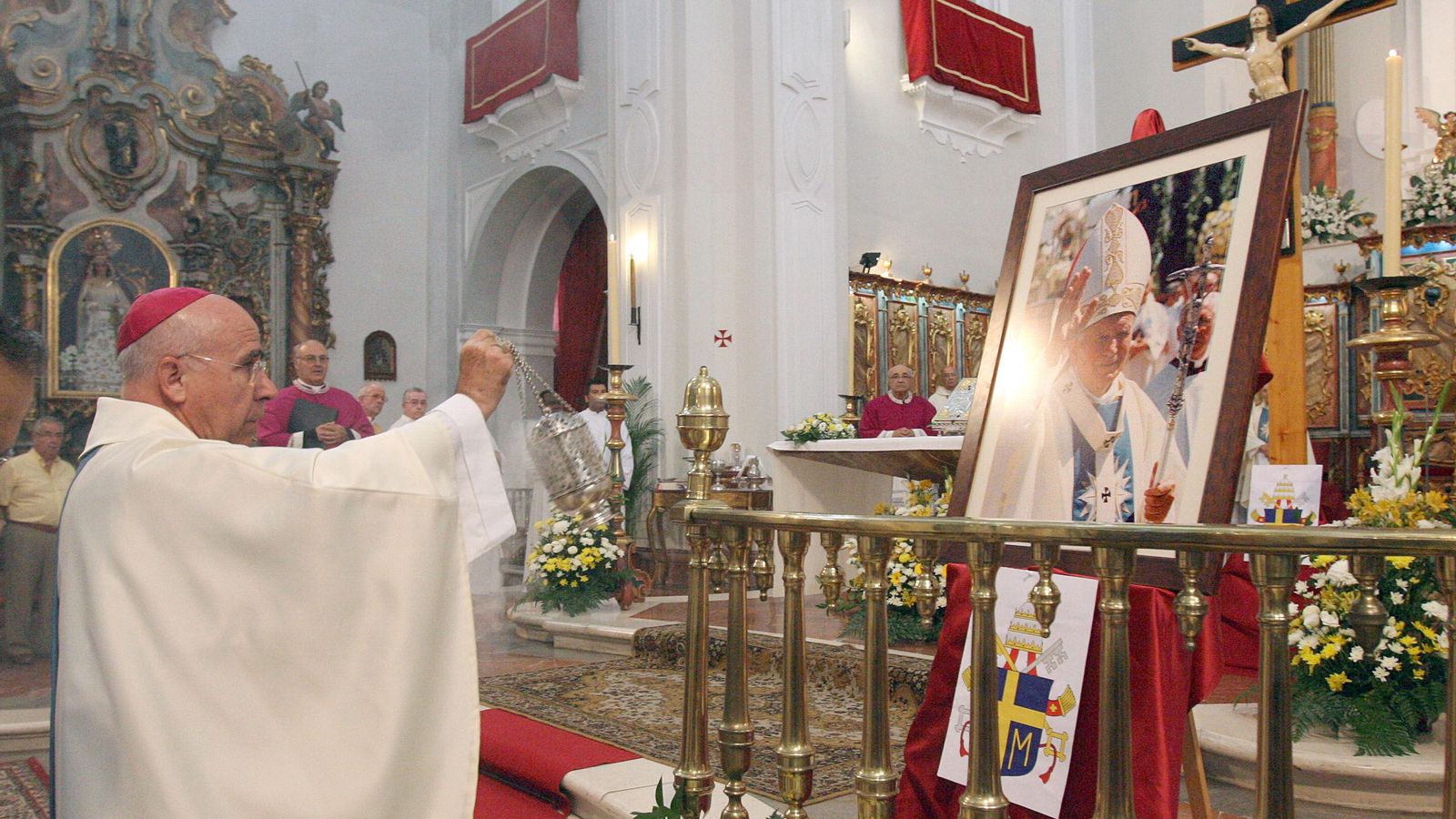 El obispo José Vilaplana bendice un cuadro de San Juan Pablo II en la Catedral, en 2011.