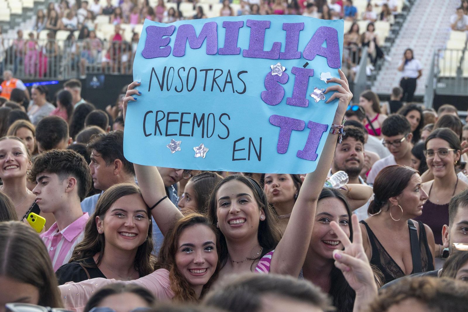 Búscate en las imágenes del concierto de Emilia en Concert Music Festival