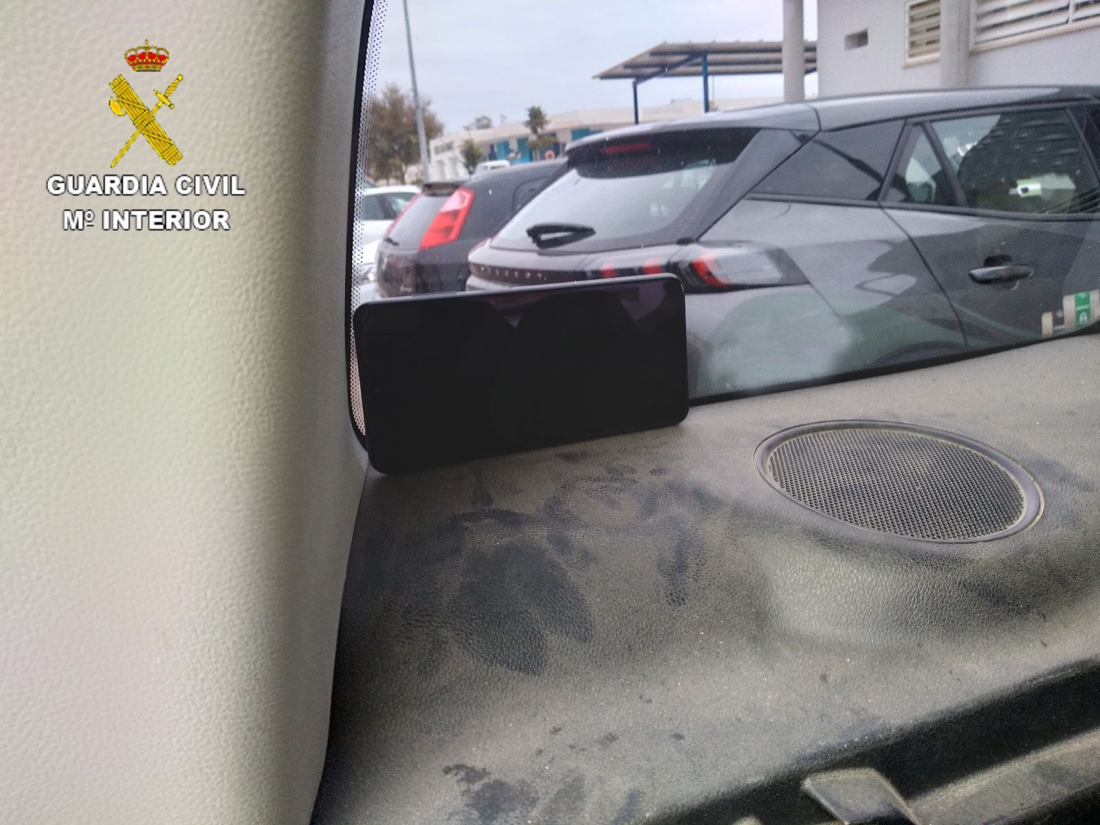 El teléfono móvil oculto en el interior del coche del detenido.