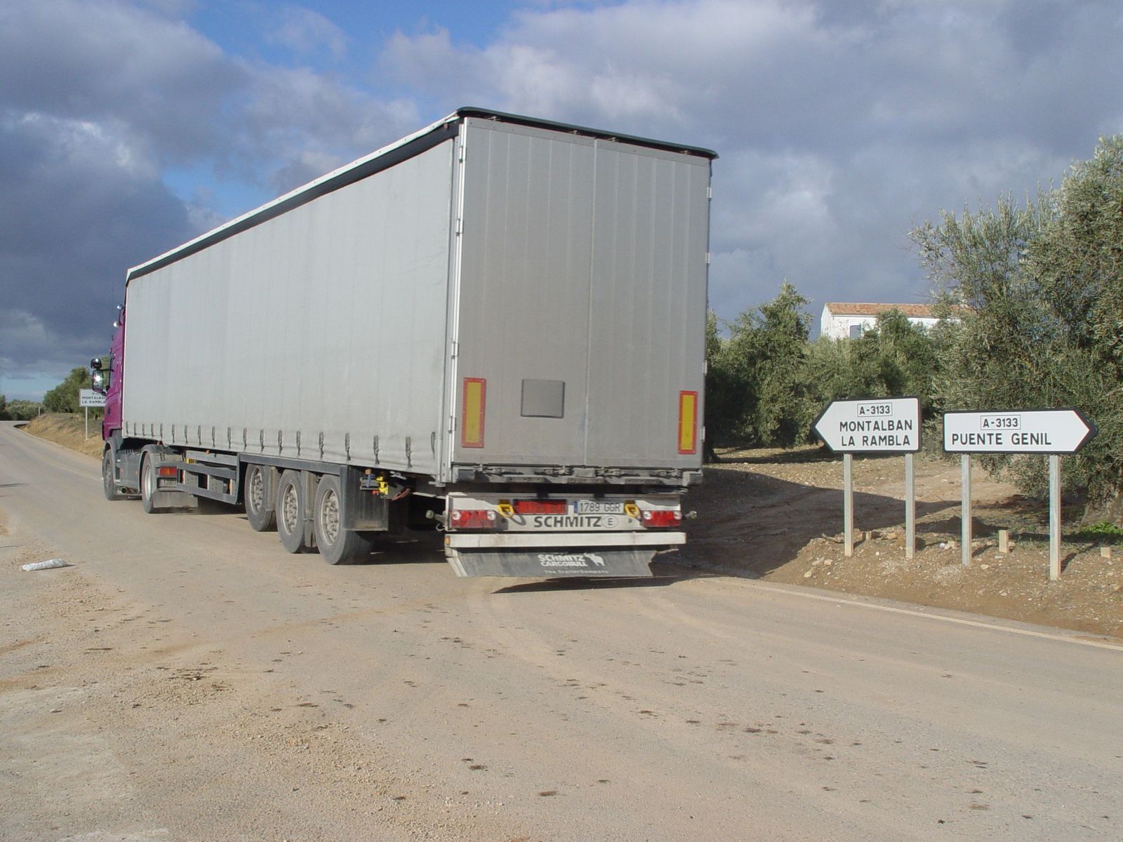 Un camión circula por la A-3133, en la Campiña Sur.