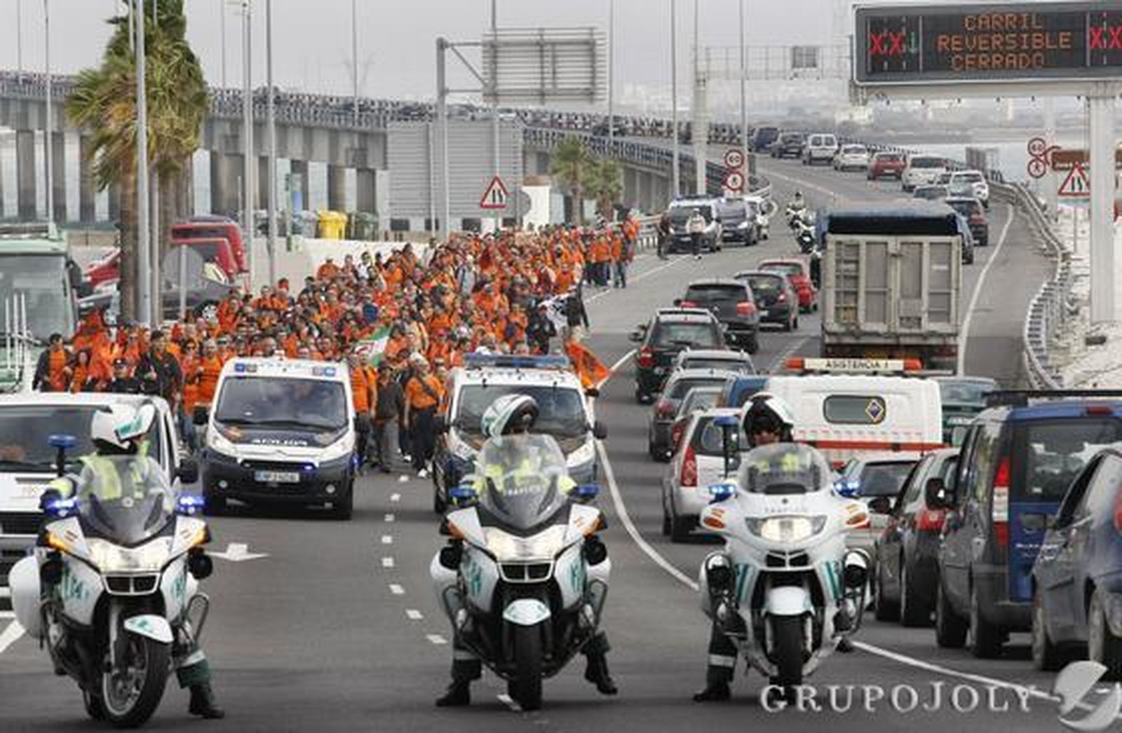La plantilla de Cádiz Electrónica marcha de El Puerto a la capital para reclamar soluciones ante el ERE que plantea la empresa.   Foto: Fito Carreto
